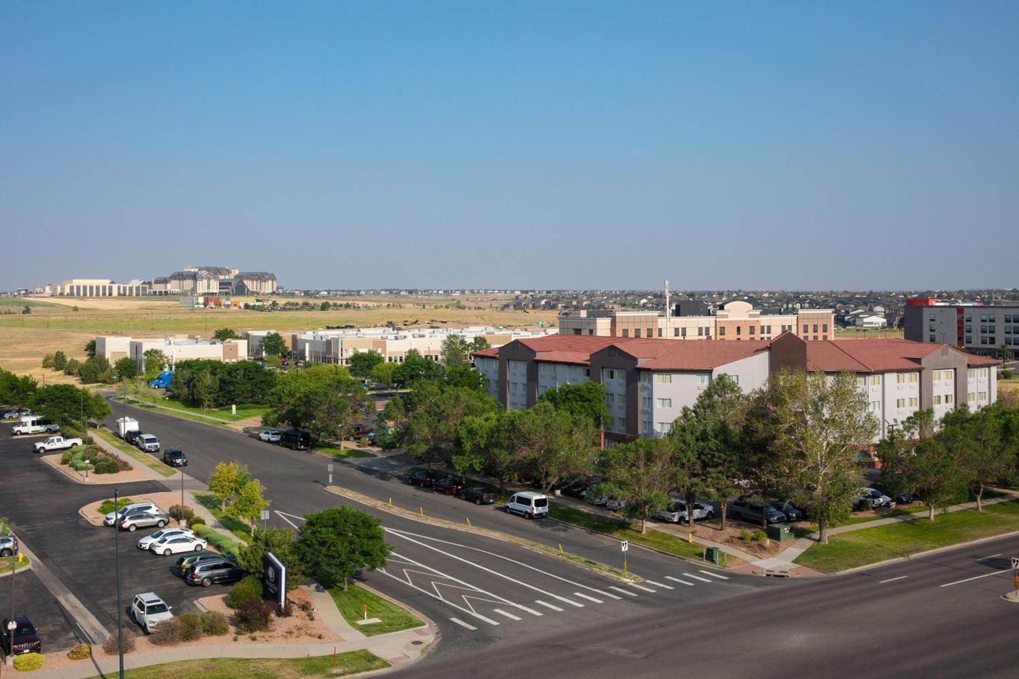 Courtyard By Marriott Denver Airport Hotel Exterior photo